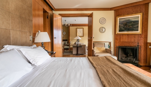 Deluxe Moreno Lake Royal Suite